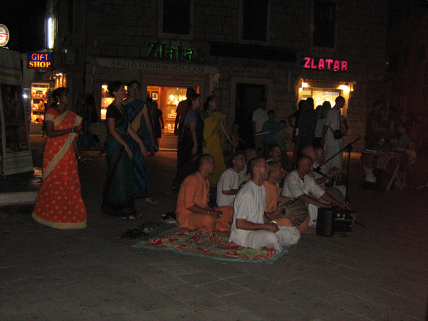 Hare krisna u Makarskoj 1 A.jpg